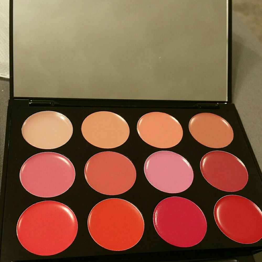 ISH lip statement palette